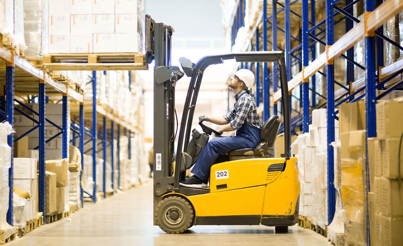 images/industries/material-handling/warehouse_worker.jpg#joomlaImage://local-images/industries/material-handling/warehouse_worker.jpg?width=1576&height=962